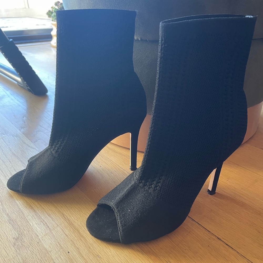 NICOLE MILLER NY BLACK STRETCH KNIT SLIP ON OPEN TOE BOOTIES 4” STILETTOS (7.5)